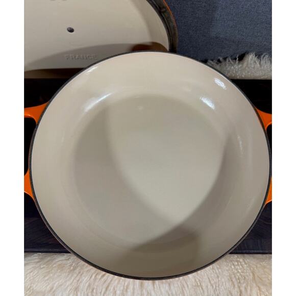 Le Crueset Signature Brasier in Flame 3.5 Quart with Box - Picture 5 of 10